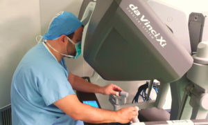 Παντελής Αντωνάκης στην κονσόλα της Ρομποτικής Χειρουργικής Da Vinci Xi