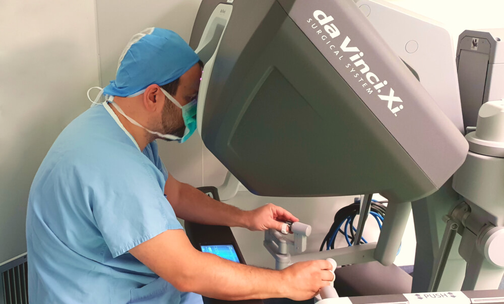 Παντελής Αντωνάκης στην κονσόλα της Ρομποτικής Χειρουργικής Da Vinci Xi