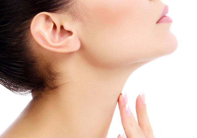 Γυναίκα που αγγίζει το δέρμα της στην περιοχή του θυρεοειδούς αδένα