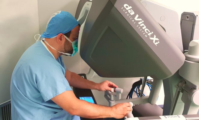 Παντελής Αντωνάκης στην κονσόλα της Ρομποτικής Χειρουργικής Da Vinci Xi