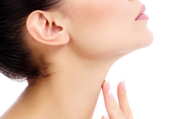 Γυναίκα που αγγίζει το δέρμα της στην περιοχή του θυρεοειδούς αδένα